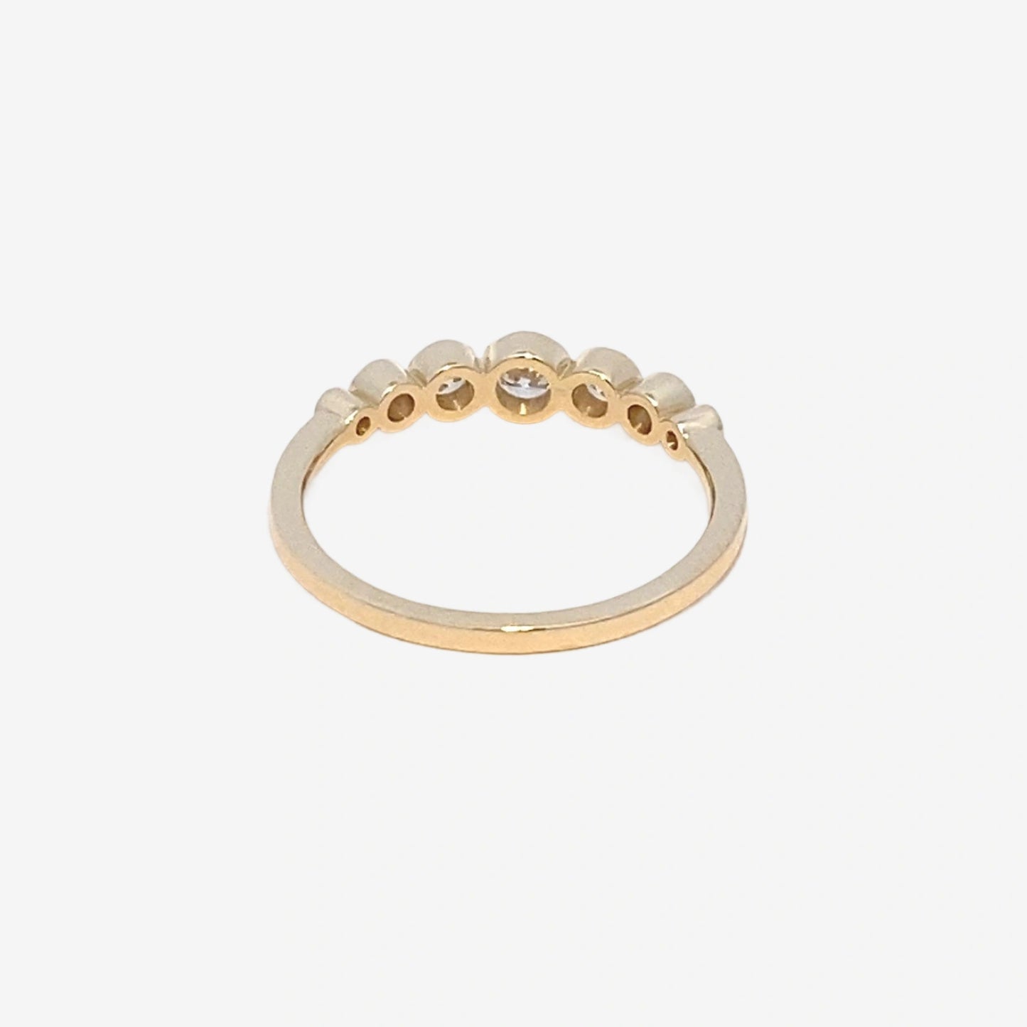 0.28ct dainty round graduated ring