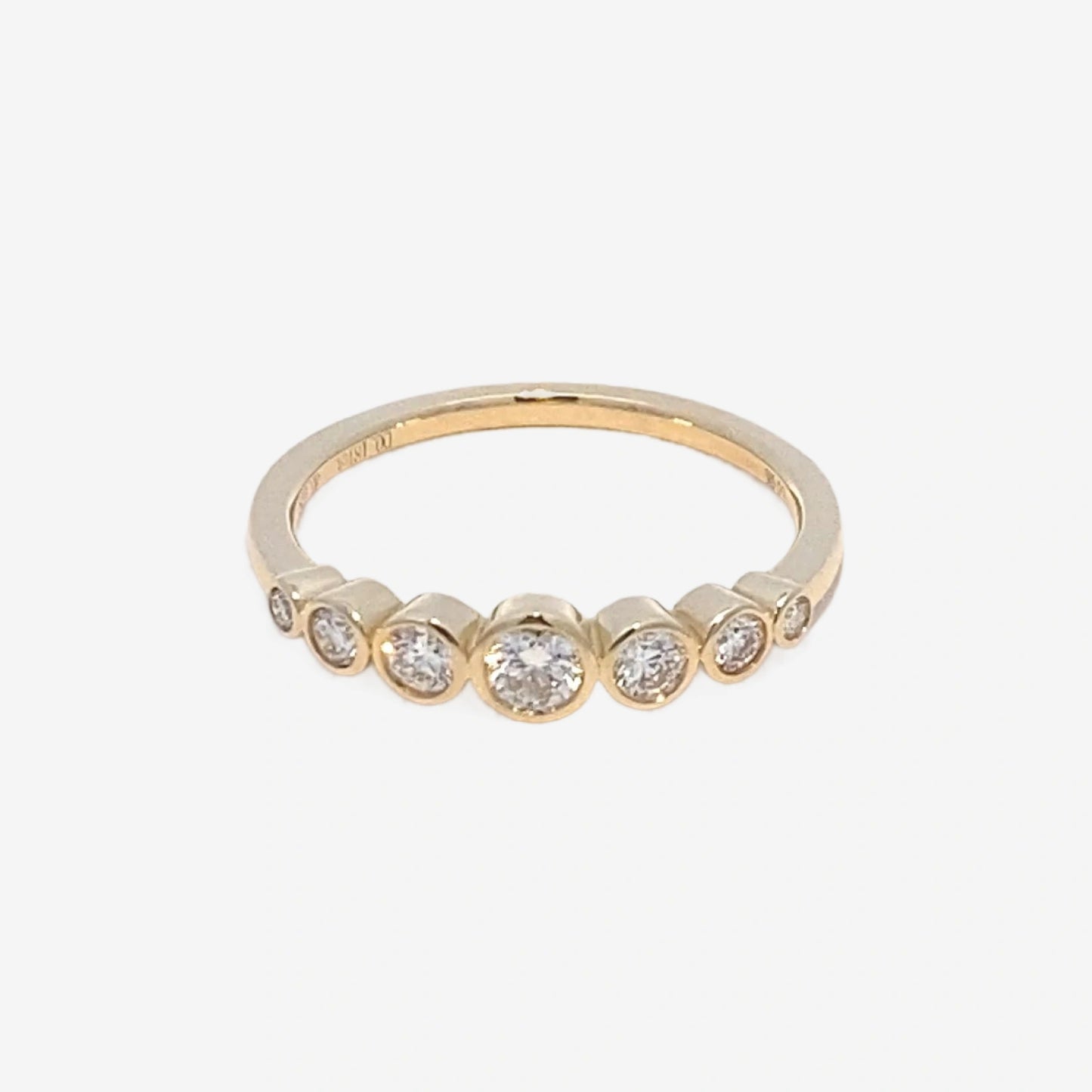 0.28ct dainty round graduated ring