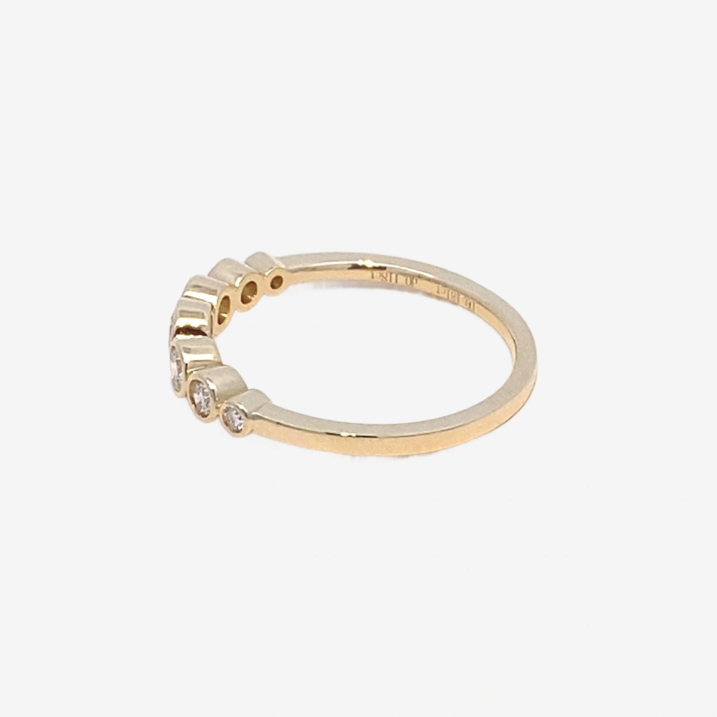 0.28ct dainty round graduated ring